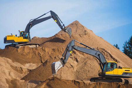 工廠的金屬?gòu)U料堆和大型推土機(jī)黃色的重型挖掘機(jī)和推土機(jī)開(kāi)挖砂和新
