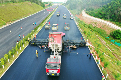 廣西南橫高速公路路面瀝青攤鋪再提速