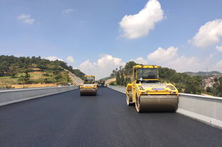 中國水利水電第三工程局 基層動態(tài) 石瀘高速公路項目路面瀝青上面層開始施工