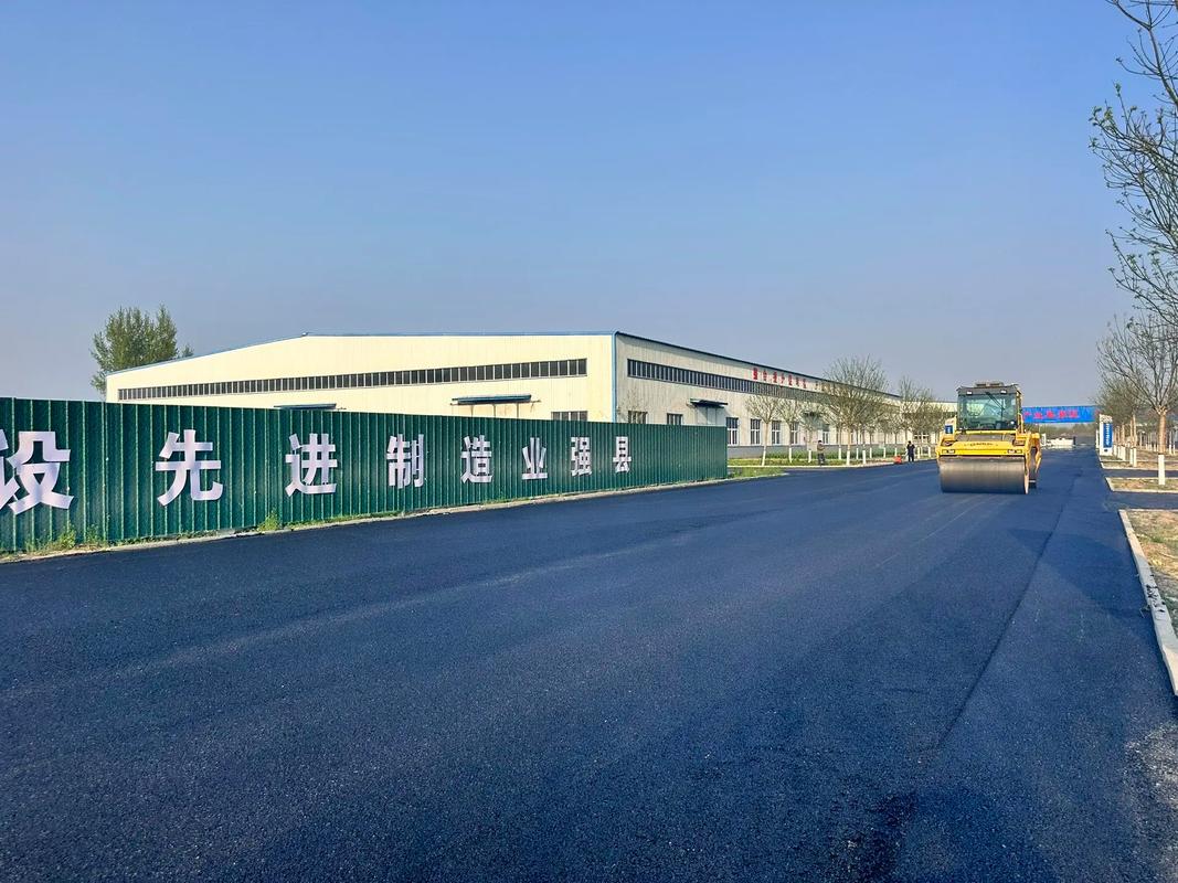 改造水泥路面,瀝青底層攤鋪完成#瀝青攤鋪施工 #施工現(xiàn)場(chǎng)實(shí) - 抖